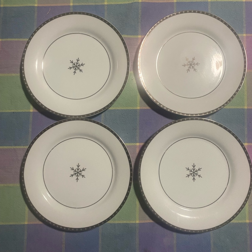 Elegant Snowflake Dinner Plates Set
